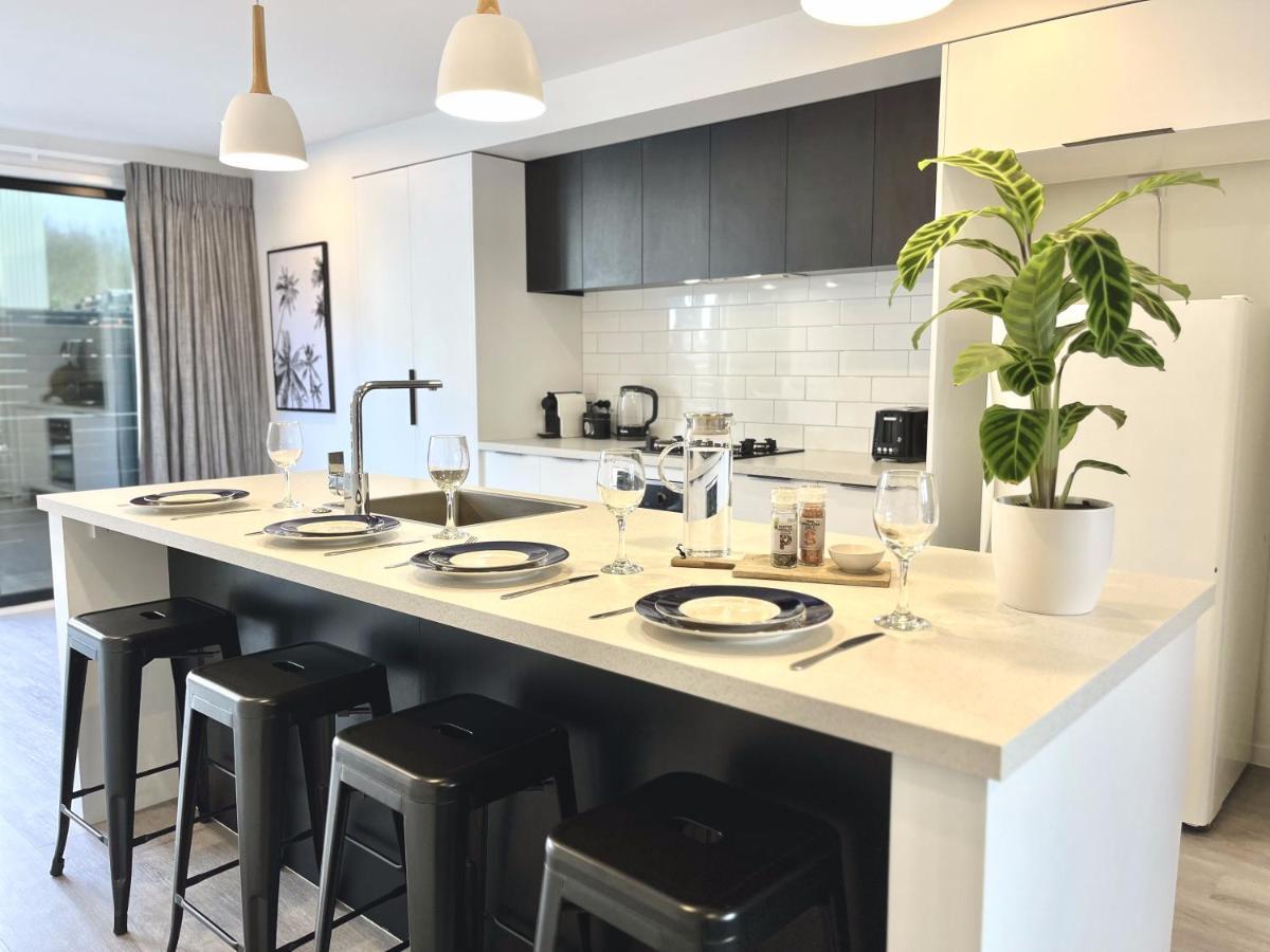 Modern & Central City - By Kosh Bnb Hamilton Bagian luar foto